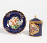 Deckeltasse und Untertasse mit Schäferin bzw. mythologischer Szene by Meissen, Vor 1924, Porzellan, kobaltblauer Fond, farbig und gold staffiert, sold Jun 2021