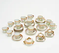 17 Teile aus dem Service "Flora Danica" by Royal Copenhagen, Porzellan, farbig und gold dekoriert, sold Nov 2020