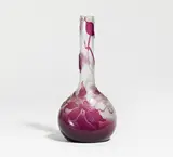 Soliflore mit Clematisranken by Émile Gallé, Um 1898-1900, Farbloses Glas, violett überfangen, sold Jun 2021
