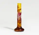 Stangenvase mit Fuchsien by Émile Gallé, 1900-04, Farbloses Glas, partiell hellgelb hinterfangen, sold Jun 2021