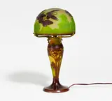 Kleine Tischleuchte mit Waldlandschaft und Schmetterlingen by Émile Gallé, 1920er Jahre, Farbloses Glas, weiß und partiell gelb hinterfangen, sold Jun 2021