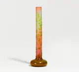 Kleine Stangenvase mit Bärenklau by Émile Gallé, 1920er Jahre, Farbloses Glas, partiell rosa hinterfangen, sold Jun 2021