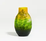Kleine Vase mit Farnblättern by Émile Gallé, Um 1906-14, Farbloses Glas, grün und gelb hinterfangen, sold Jun 2021