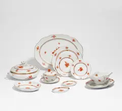 Speiseservice mit Rostroten Blumen by Herend, Porzellan, farbig und gold staffiert, sold Jan 2022