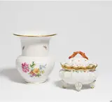 Gefußte Dose aus dem Schwanenservice by Meissen, Porzellan, farbig und gold staffiert, sold Jan 2024