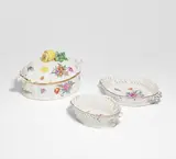 Nymphenburg, Kleine Terrine mit Zitronenknauf und 2 Gebäckkörbe, Porzellan, farbig und gold staffiert