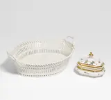 Meissen, Kleine Bonboniere mit Motiven aus der Commedia Dell'Arte, Porzellan, farbig und gold staffiert