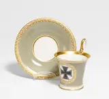 Kpm, Empire Tasse mit eisernem Kreuz, Porzellan, farbig und gold dekoriert