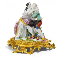 Meissen, Liebesgruppe, 2. Hälfte 18. Jh, Porzellan, farbig und gold dekoriert. Vergoldete Bronzemontierung