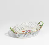 Meissen, GROßER KORB MIT VERGISSMEINNICHTZIER UND BLUMENDEKOR, Porzellan, farbig und gold staffiert