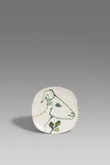 Goat's head in profile by Pablo Picasso, 1950, Weißes Steingut, partiell farbig gefasst und glasiert; ceramic, Madoura edition, sold Jun 2021