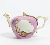 Meissen, Teekanne mit Landschaftskartuschen und hellem Purpurfond, Um 1735/40, Porzellan, farbig und gold staffiert, Metallkette