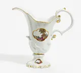 Meissen, Helmkanne mit Paaren in Landschaft, Um 1740/50, Porzellan, farbig und gold staffiert