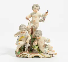 Puttengruppe mit Hund by Frankenthal, 1762-1797, Porzellan, farbig und gold staffiert, sold Nov 2021