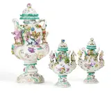 Satz von drei Potpourrivasen mit Figurenzier by Meissen, 1760er Jahre, Porzellan, farbig und gold staffiert, sold May 2022