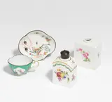 Meissen, 2 Teedosen und Eine Mokkatasse mit Ut, Porzellan, farbig und sparsam gold staffiert