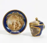 Meissen, Deckeltasse auf Untertasse, 1774-1817, Porzellan, kobaltblau und gold staffiert