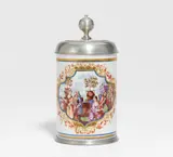Meissen, Walzenkrug mit Galanter Szene, Porzellan, farbig und gold staffiert. Montierung