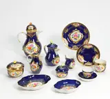 Meissen, Mokka- und Kaffeeservice mit kobaltblauem Fond und Blumenreserven, 20. Jh, Porzellan mit kobaltblauem Fond, farbig und gold dekoriert