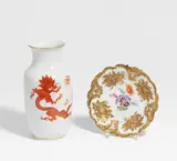 Meissen, Prunkteller mit reich vergoldetem Reliefdekor und Vase "Roter Drache", Porzellan, farbig und gold staffiert