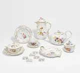 Meissen, Kaffee- und Teeservice für 12 Personen, Blumendekor, Porzellan, farbig und gold staffiert