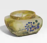 Kleine Vase mit Weinranke by Cristallerie Daum, Farbloses Glas mit milchig weißen und grünen Pulvereinschmelzungen, sold Jan 2024
