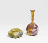 2 Kleine Vasen mit Floralem Dekor by Émile Gallé, Farbloses Glas, milchig weiß, lila und violett bzw, sold Jan 2022