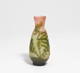 Vase mit Farndekor by Émile Gallé, Farbloses Glas milchig weiß, rosa und grün hinterfangen, sold Jan 2022
