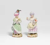 Meissen, 2 Mädchenfiguren mit Spielzeug, Porzellan, farbig und gold staffiert