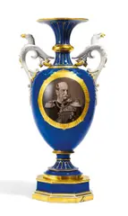 Kpm, GROßE GESCHENK-PORTRAITVASE MIT DEM ANTLITZ KAISER WILHELM I, 1871-1888, Porzellan, kobaltblau und gold dekoriert, Grisaillemalerei