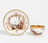 Koppchen und Untertasse mit Landschaftsszenen by Meissen, Um 1750, Porzellan, farbig und gold staffiert, sold May 2022