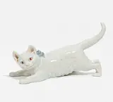 Kleine Katze by Meissen, Vor 1924, Porzellan, weiß, blau und rosa staffiert, sold May 2022