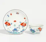 Koppchen und Unterschale mit Kakiemondekor by Meissen, Um 1730/40, Porzellan, farbig und sparsam gold dekoriert, sold May 2022