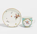 Tasse und Untertasse mit blauem Fond by Meissen, Um 1745/1750, Porzellan, farbig und gold staffiert, sold May 2022