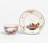 Koppchen und Untertasse mit Kauffahrteiszenen by Meissen, Um 1740, Porzellan, farbig, purpurn und gold staffiert, sold May 2022
