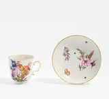 Tasse und Untertasse mit Früchten und Insekten by Meissen, 1750-1770, Porzellan, farbig und gold staffiert, sold May 2022