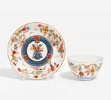 Koppchen und Untertasse mit Imari Dekor by Meissen, Um 1740, Porzellan, unterglasurblaues Dekor. Eisenrot und Gold überdekoriert, sold May 2022