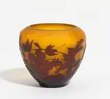 Kleine Vase mit floralem Dekor by Émile Gallé, 1906-1914, Farbloses Glas, orange hinterfangen, sold May 2022