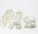 Speise- und Kaffeeservice mit Streublumendekor by Meissen, Porzellan, farbig und gold staffiert, sold Jan 2023