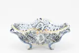 Großer Anbietkorb mit aufgelegten Blüten by Meissen, Vor 1924, Porzellan mit blauem Unterglasurdekor und gold staffiert, sold Jan 2023