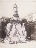Christo, Wrapped monument to Leonardo / Project for Piazza della Scala, Milano, 1971, Collage. Collotypie über Stoff mit Heftklammern und Zwirn auf Karton