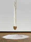Ulrike Rosenbach, Herzpendel - Energetisches Phänomen, 1991, Bronze, rote Wolle, Seidenpapier, Salz und Sound (Kassette und USB Stick)
