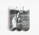 Ai Weiwei, Study of Perspective - White House, 2017, Farboffset auf 3 Skateboard-Decks aus kanadischem Ahorn. Mit Wandaufhängung und Tragetasche