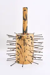 Günther Uecker, Le trou du coeur, 1990, Multiple. Holz, Acrylfarbe, Nägel