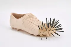Günther Uecker, Fussballschuh, 1972, Gipsguss in Form eines Fussballschuhs und Nägel