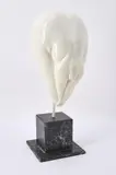 Christian Peschke, Ohne Titel, 1999, Keramik, glasiert, auf bemaltem Holzsockel