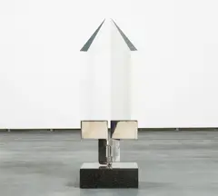 Mary Bauermeister, Ohne Titel, Plexiglasprismen in schwenkbarer Metallhalterung, auf Granitsockel