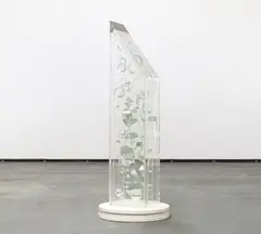 Mary Bauermeister, Ohne Titel, Glasplatten mit Linsen und Kristallen. Umgeben von Plexiglasplatten. Drehbarer Holzsockel