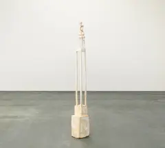 Klaus Hack, Sitzende Figur auf hohem Sockel, 2005/6, Lindenholz, weiß gefasst