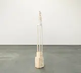 Klaus Hack, Sitzende Figur auf hohem Sockel, 2005/6, Lindenholz, weiß gefasst
